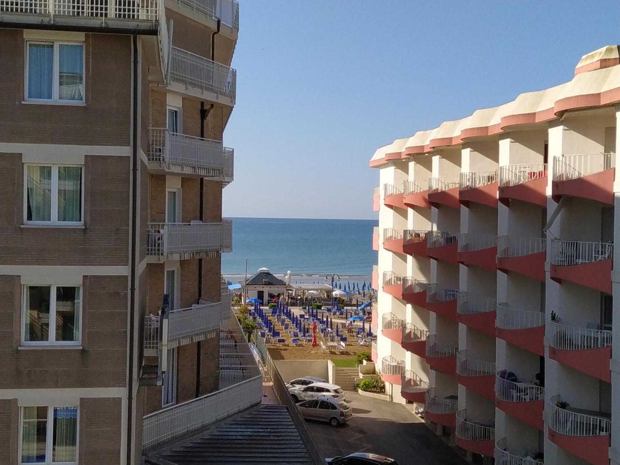 Hotel Halifax Lido di Jesolo Buitenkant foto